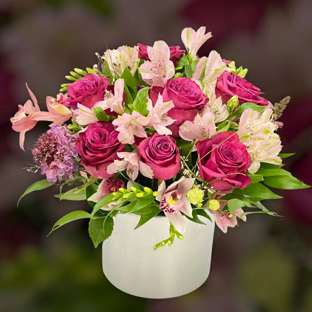 Aranjament floral in vas ceramic 7 trandafiri Alstroemeria cupe