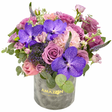 Cutie cu flori mov Orhidee si Trandafiri trimite