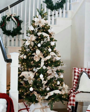 Brad de Craciun decorativ pentru birou, artificial, decorat si impodobit, alb-argintiu