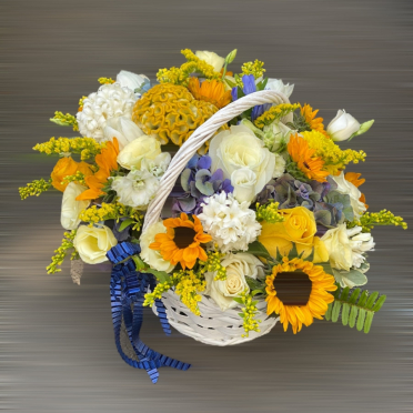 aranjament floral in cos cu flori de vara albe si galbene