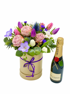 Aranjament floral in cutie cu trandafiri flori de sezon si sampanie Moet 250ml zile de nastere aniversari cadou online