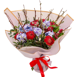Buchet flori rosii si mov, zambile si ranunculus cu crengi de salcie