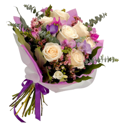 Sarbatoare - ziua femeii, buchet flori, trandafiri si frezii