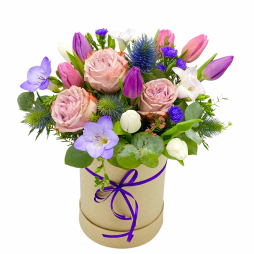 Aranjament floral pastel in cutie cu trandafiri lalele frezii