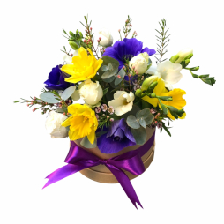 Aranjament din flori de primavara frezii anemone