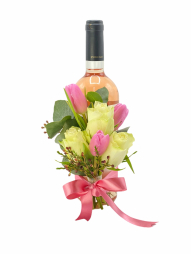 Aranjament floral pe sticla de vin rose lalele roz trandafiri albi eucalipt