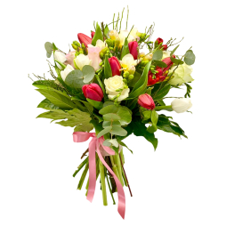 Buchet de trandafiri albi si roz lalele rosii si albe frezii albe accesorizat cu eucalipt