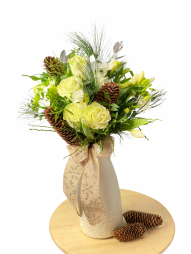 Buchet cu trandafiri frezii lalele accesorizat cu frunze decorative si conuri de pin