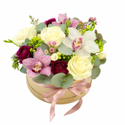Flori in cutie cu trandafiri cupe orhidee ranunculus frezii