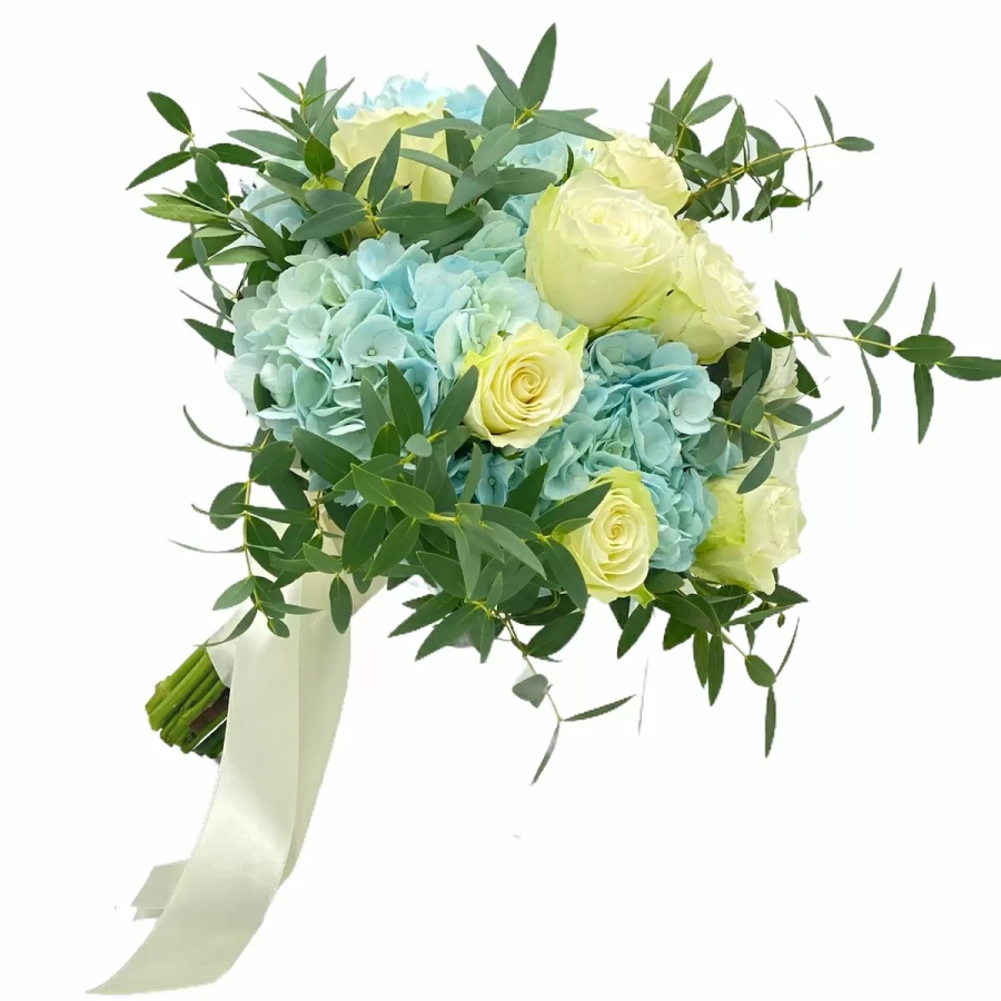 trandafiri albi si hortensii albastre buchet de mireasa