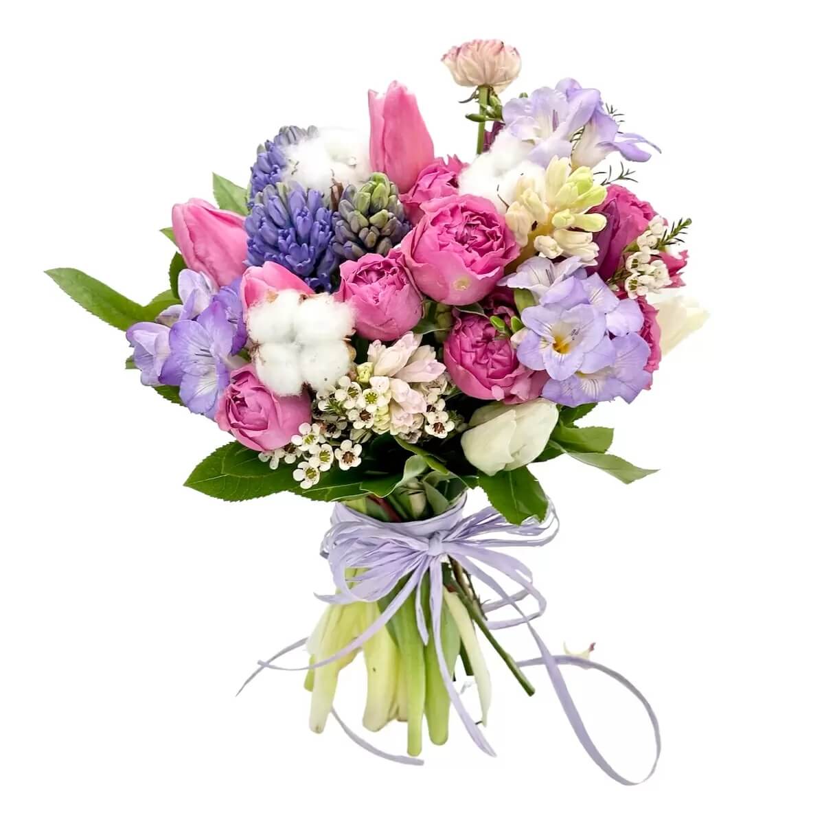 aranjament floral de primavara cu trandafiri si ranunculus